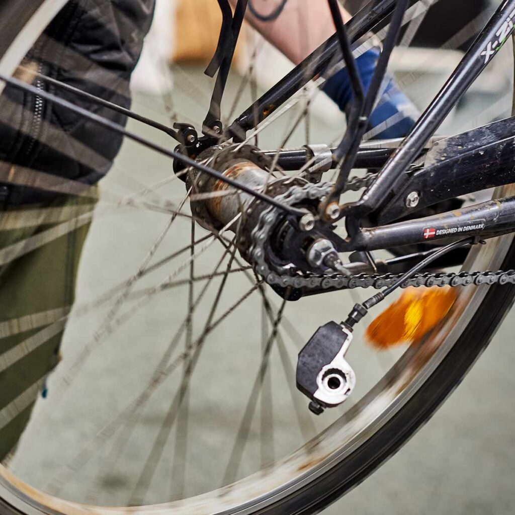 Larsson Cykler - cykelsmed tjekker baghjul