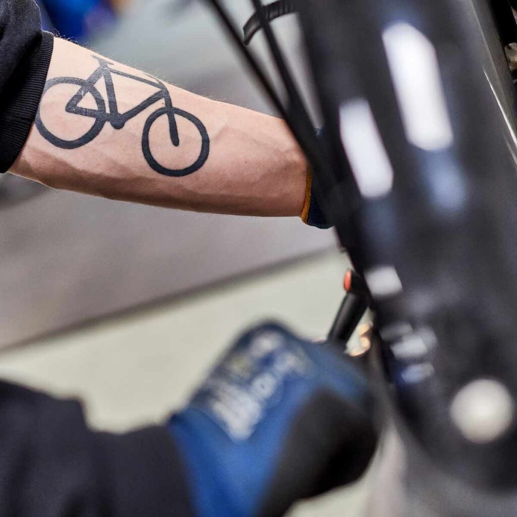 Larsson Cykler - cykelsmed reparerer baghjul