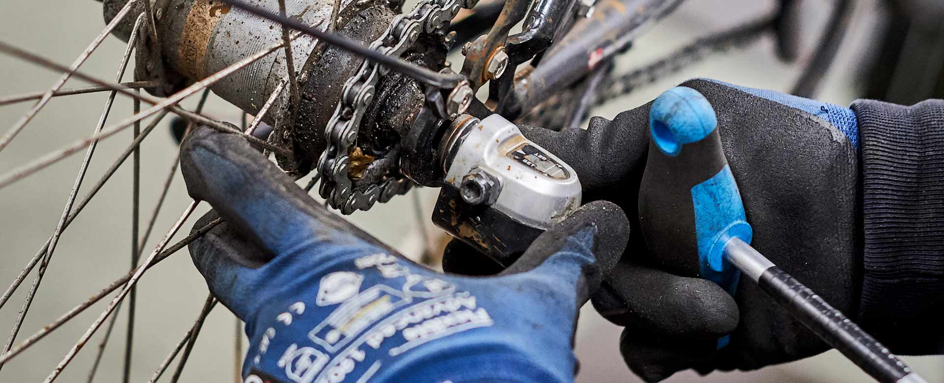 LARSSON CYKLER - cykelsmed reparerer et baghjul