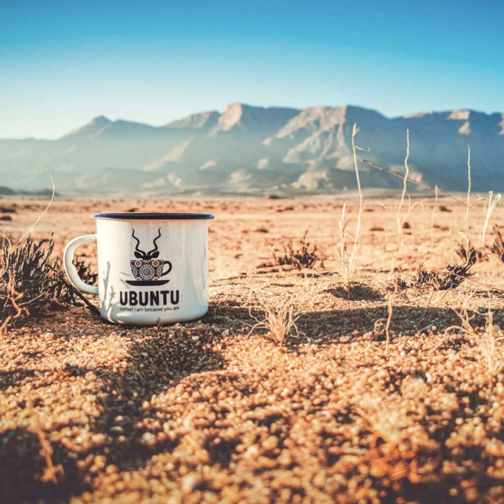 kaffe kop står på øde land med bjerg i baggrunden
