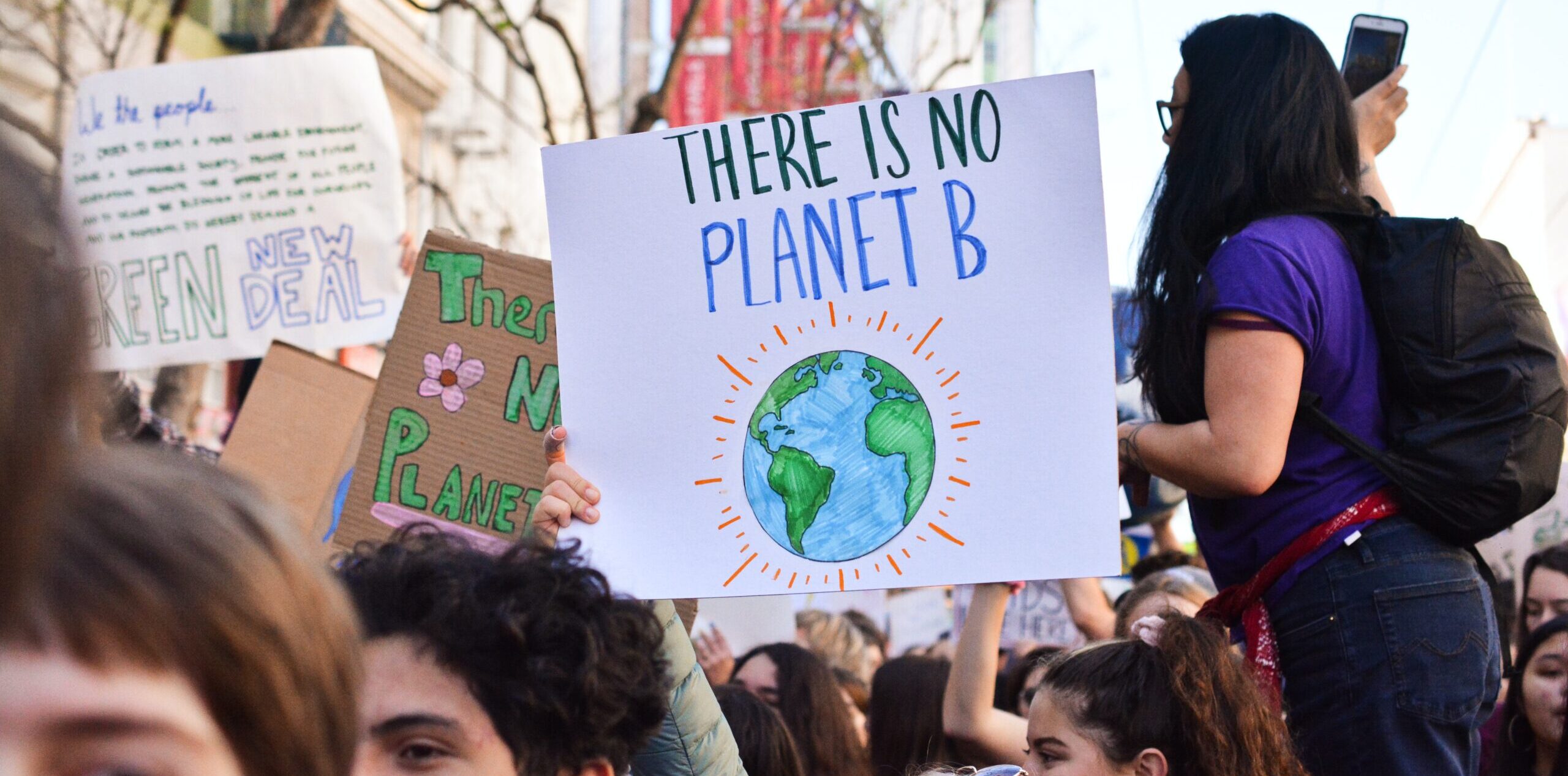 En mand holder et skilt, hvor der står "There's no planet B"